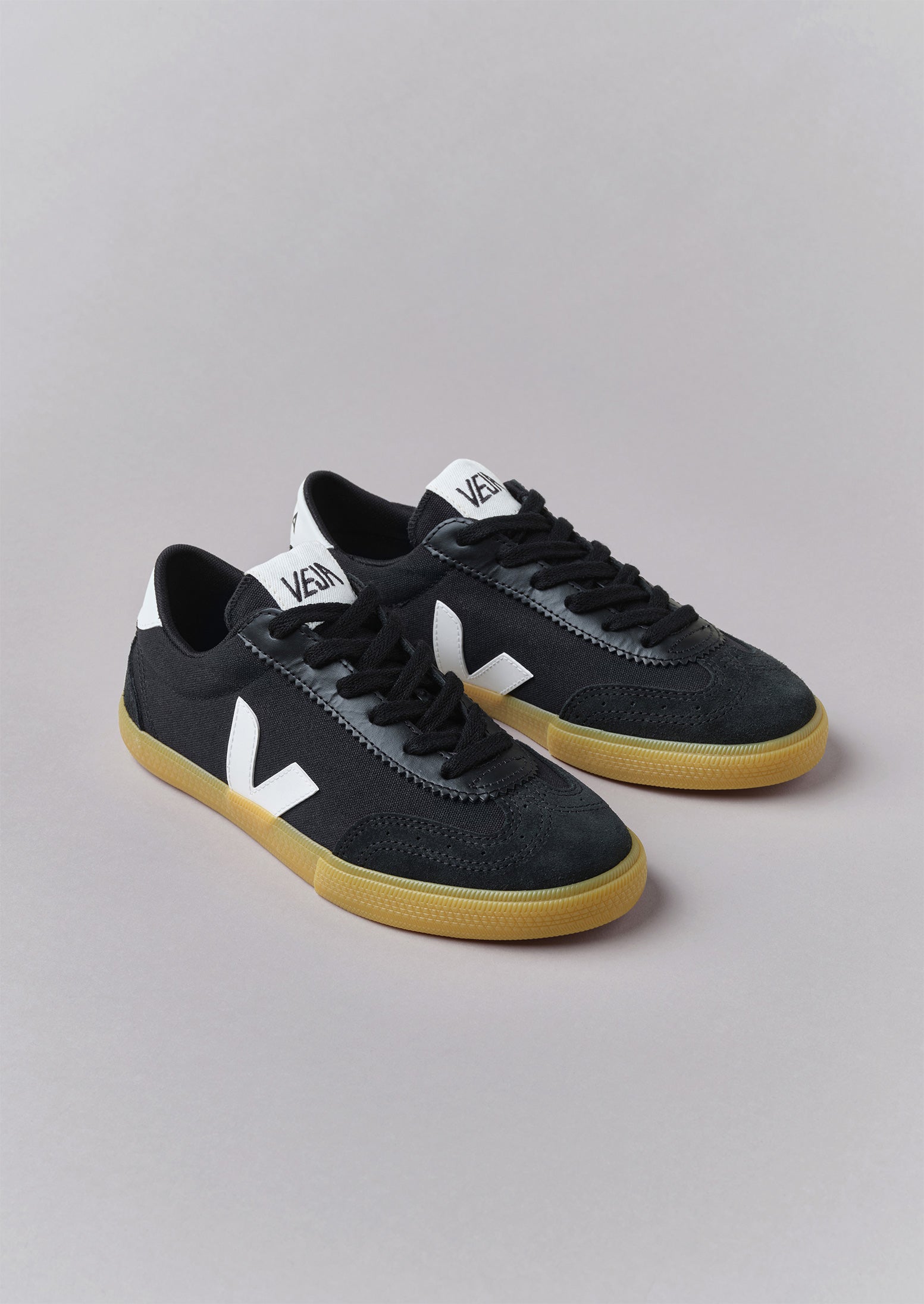 Veja volley outlet white black