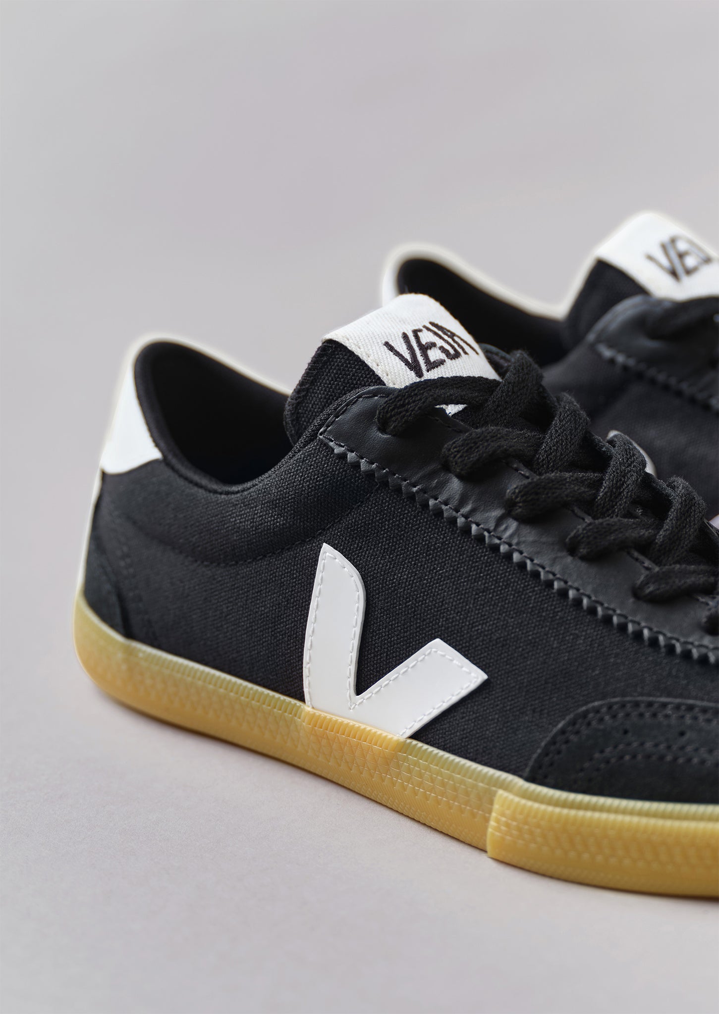 Veja volley hotsell black white