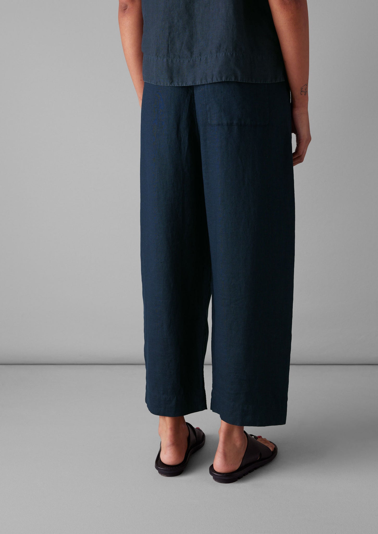 Garment Dyed Linen Barrel Leg Trousers | Midnight